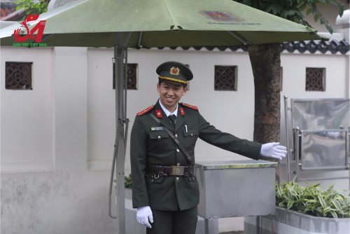  Đồng chí Thiếu uý Ma Hoàng Nguyên thực hiện nhiệm vụ tại Lăng Chủ tịch Hồ Chí Minh