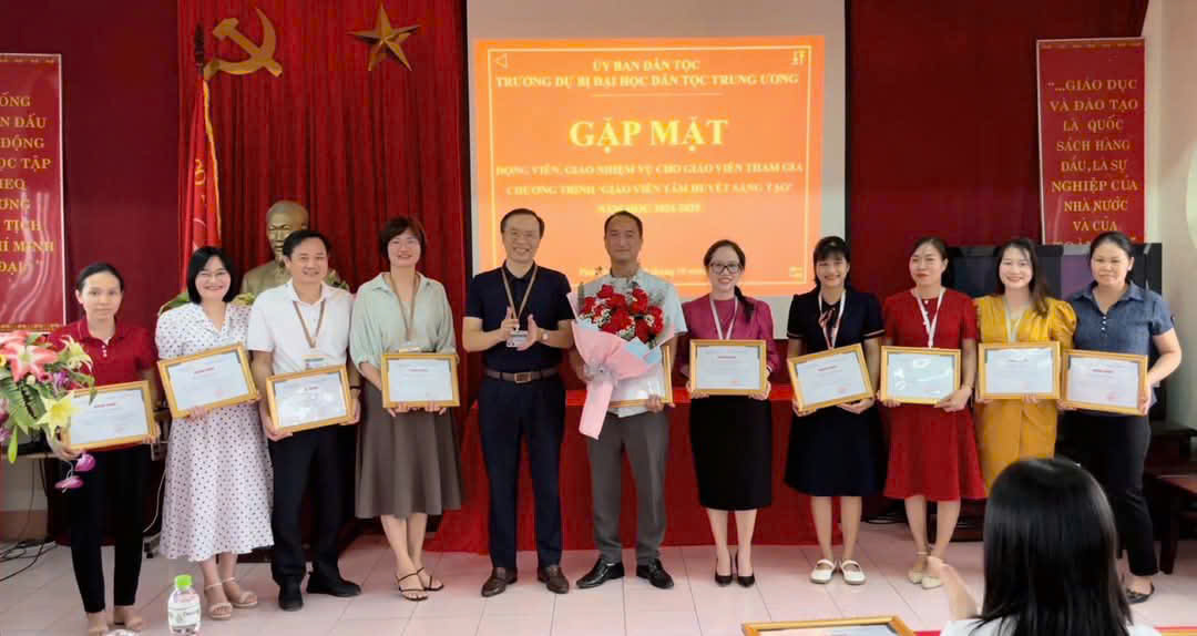 Nhà trường trao giấy chứng nhận và khen thưởng cho các thầy, cô có thành tích tiêu biểu, xuất sắc khi tham gia Chương trình “ Thầy, cô thay đổi”