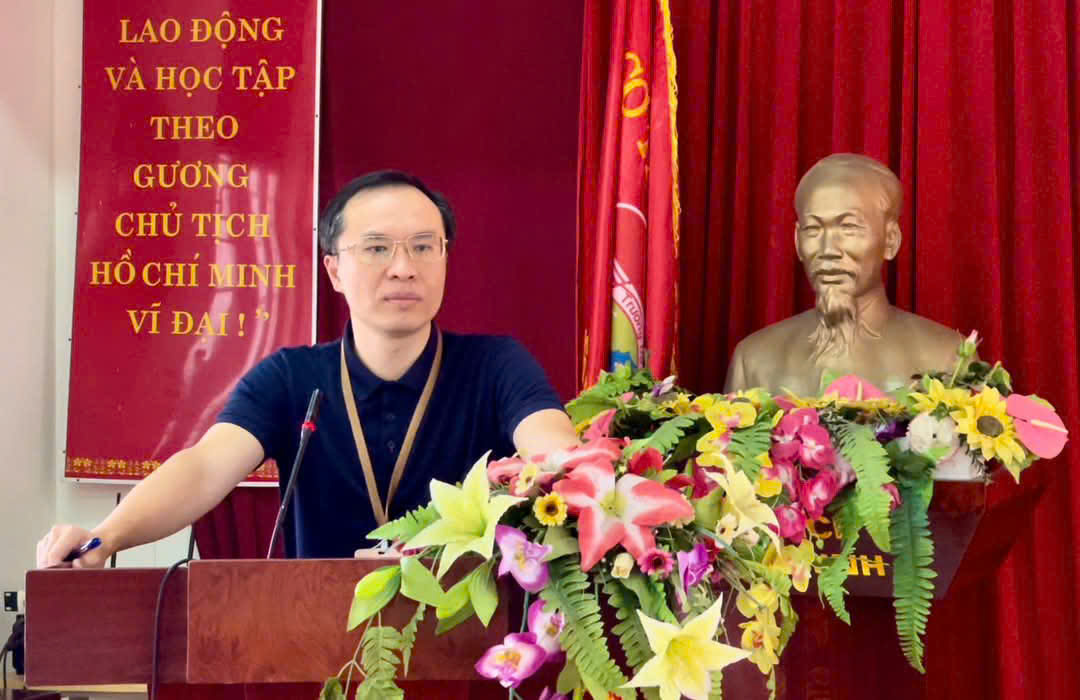 Từ chương trình cũng xuất hiện những tấm gương điển hình. Nhiều thầy, cô giáo đã vượt qua thử thách, khó khăn giữ vững truyền thống nhà giáo, yêu ngành, yêu nghề, yên tâm công tác, gắn bó với sự nghiệp “trồng người”. Nhiều giáo viên (GV) đã tích cực nâng cao chất lượng dạy học, khơi dậy sức sáng tạo cho học sinh. Tiêu biểu như: Thầy giáo Bùi Tiến Dũng giáo viên dậy môn Ngữ văn, Cô giáo Trần Thị Kim Thu giáo viên môn Sử, Cô giáo Nguyễn Thị Kim Chi giáo viên môn Địa, Thầy giáo Dương Minh Nhuận giáo viên môn Toán, Thầy giáo Tạ Xuân Phương giáo viên môn Địa đã vinh dự được tuyên dương khen thưởng Nhà giáo tiêu biểu Toàn quốc những năm gần đây Đặc biệt, việc nghiên cứu khoa học, các phong trào, sáng kiến kinh nghiệm được các GV tích cực hưởng ứng. Tiêu biểu như thầy giáo TS. Nguyễn Tuấn Anh – Bí thư Đảng ủy, Hiệu trưởng Nhà trường đã chủ nhiệm 01 đề tài cấp Bộ        Nói về kế hoạch tiếp tục thực hiện chương trình “Thầy, cô thay đổi” TS. Nguyễn Tuấn Anh - Bí thư Đảng ủy, Hiệu trưởng Nhà trường khẳng định: Nhiệm vụ giảng dạy tại các lớp 'đặc biệt' là vinh dự song cũng là trách nhiệm nặng nề đối với các thầy, cô giáo. Các thầy, cô giáo nhà trường sẽ tiếp tục phát huy tinh thần nhiệt huyết, những điểm mạnh trong chuyên môn, không ngừng nghiên cứu, đổi mới, sáng tạo trong dạy và học; giúp cho các em học sinh người dân tộc thiểu số hiện thực hóa ước mơ của mình. Kết quả giảng dạy của các thầy cô sẽ là những minh chứng sống động cho chất lượng dạy và học của Nhà trường trong năm học mới này”. ​ TS. Nguyên Tuấn Anh – Bí thư Đảng ủy, Hiệu trưởng Nhà trường phát biểu phát động Chương trình “Thầy, cô thay đổi” năm học 2024-2025