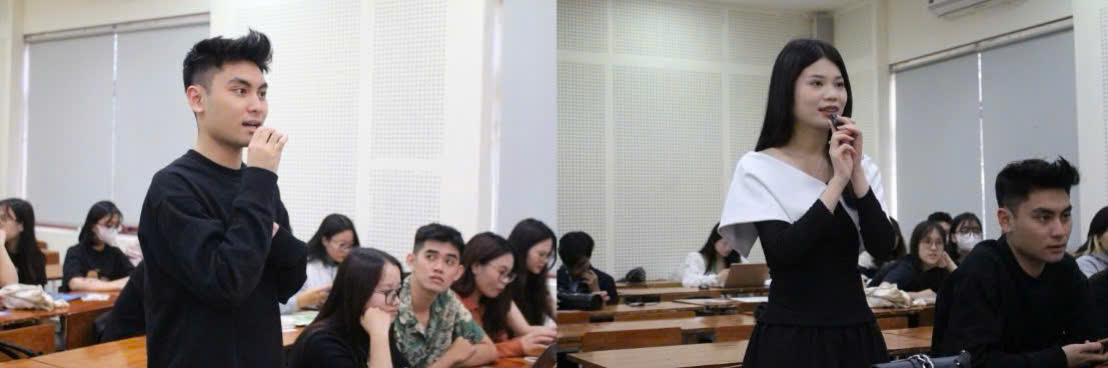 Các bạn sinh viên đặt câu hỏi cho hai diễn giả tại Tọa đàm. (Ảnh: Bảo Châu, Mỹ Hạnh)