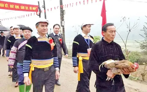 Người H'Mông rước lễ vật lên rừng cúng Thần rừng