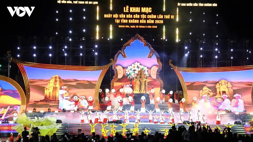 Sân khấu chương trình nghệ thuật khai mạc ngày hội văn hóa Chăm