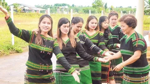 Thiếu nữ Mnông múa xoang truyền thống