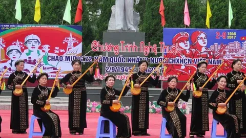 Nghệ nhân Lạng Sơn biểu diễn hát then, đàn tính