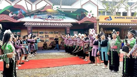 Nghệ nhân, diễn viên người Mông chơi ném pao