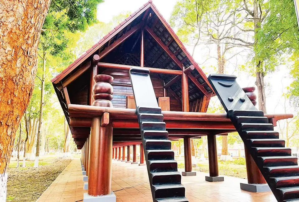 Nhà dài truyền thống của người Ê Đê ở Buôn Ma Thuột