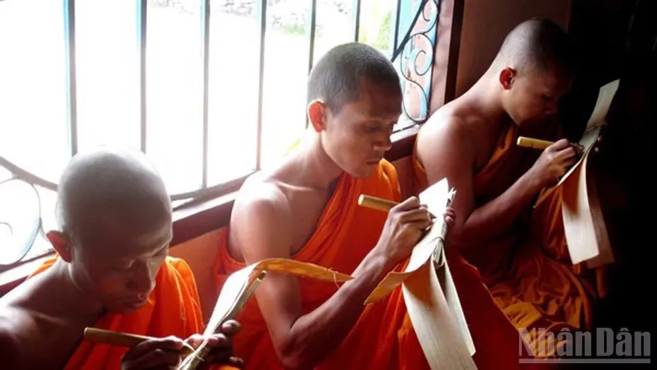 Các nhà sư Khmer học viết chữ trên lá buông