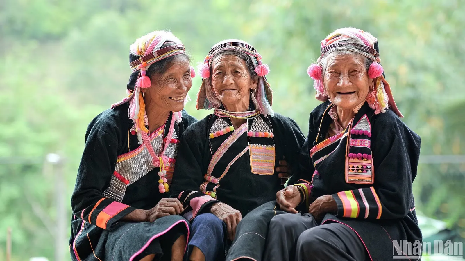 Phụ nữ Hà Nhì mặc trang phục truyền thống màu chàm