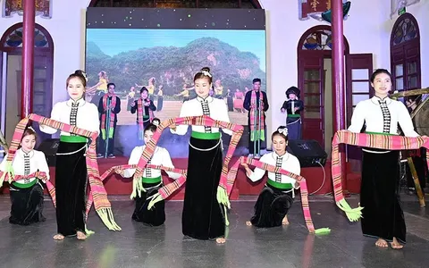 Các diễn viên trình diễn điệu xòe Thái