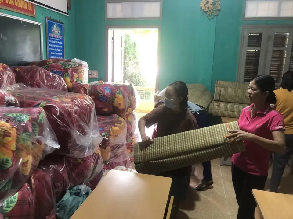 Giáo viên chuẩn bị đồ dùng cho học sinh nội trú ở Nậm Pồ