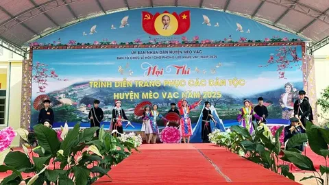 Hội thi trình diễn trang phục dân tộc tại Lễ hội chợ Phong lưu Khâu Vai, Mèo Vạc