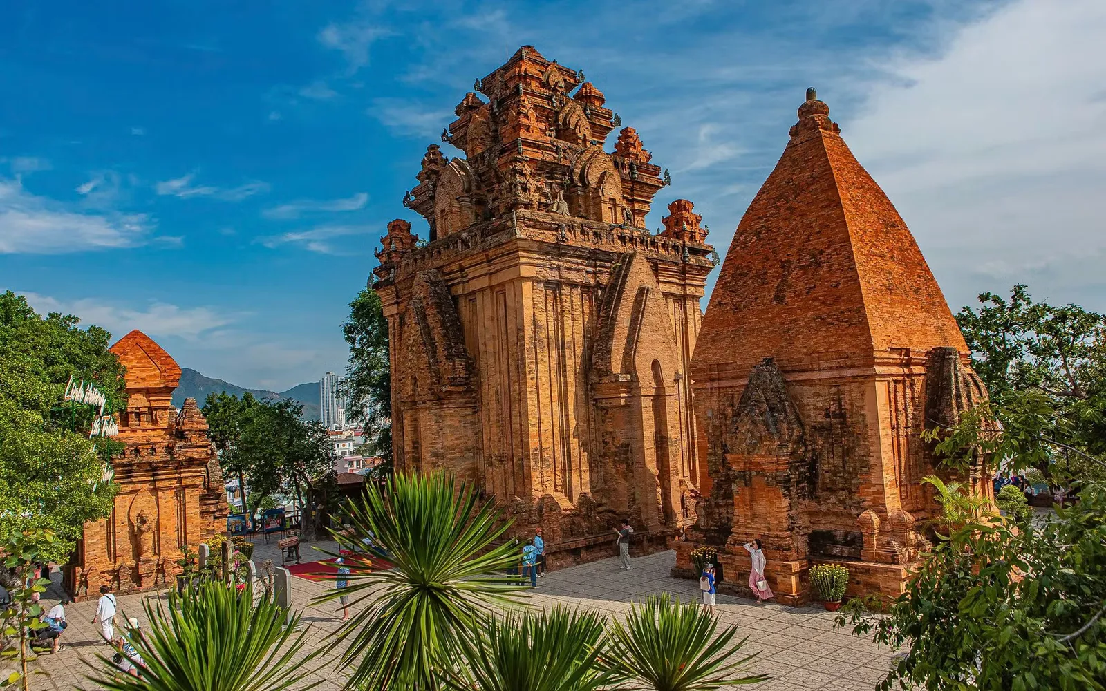 Quần thể Tháp Bà Ponagar trên đồi Cù Lao, Nha Trang